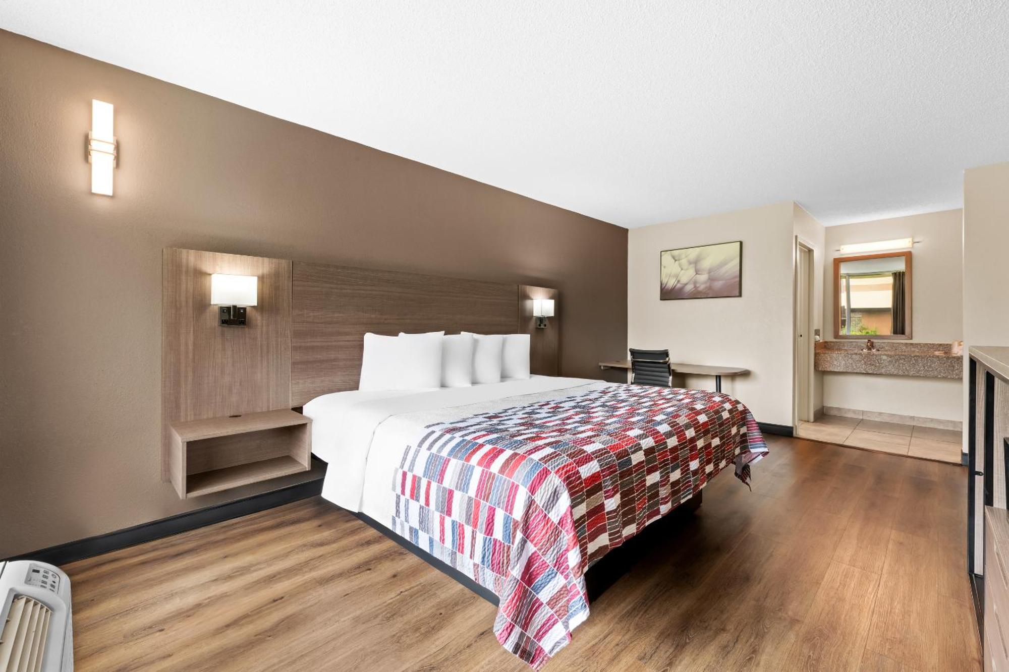 Red Roof - Airport Motel 2*