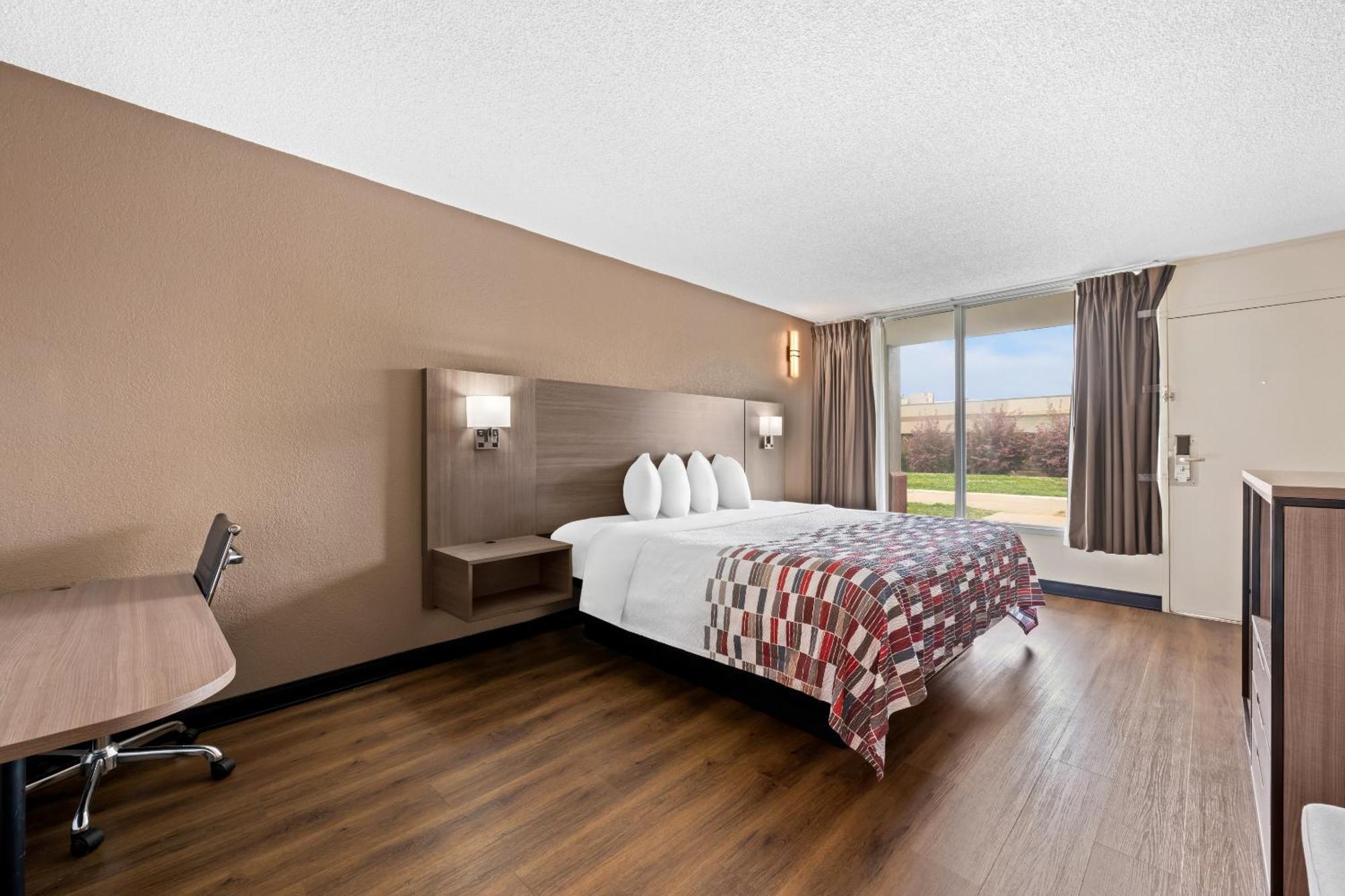 Red Roof - Airport Motel 2*