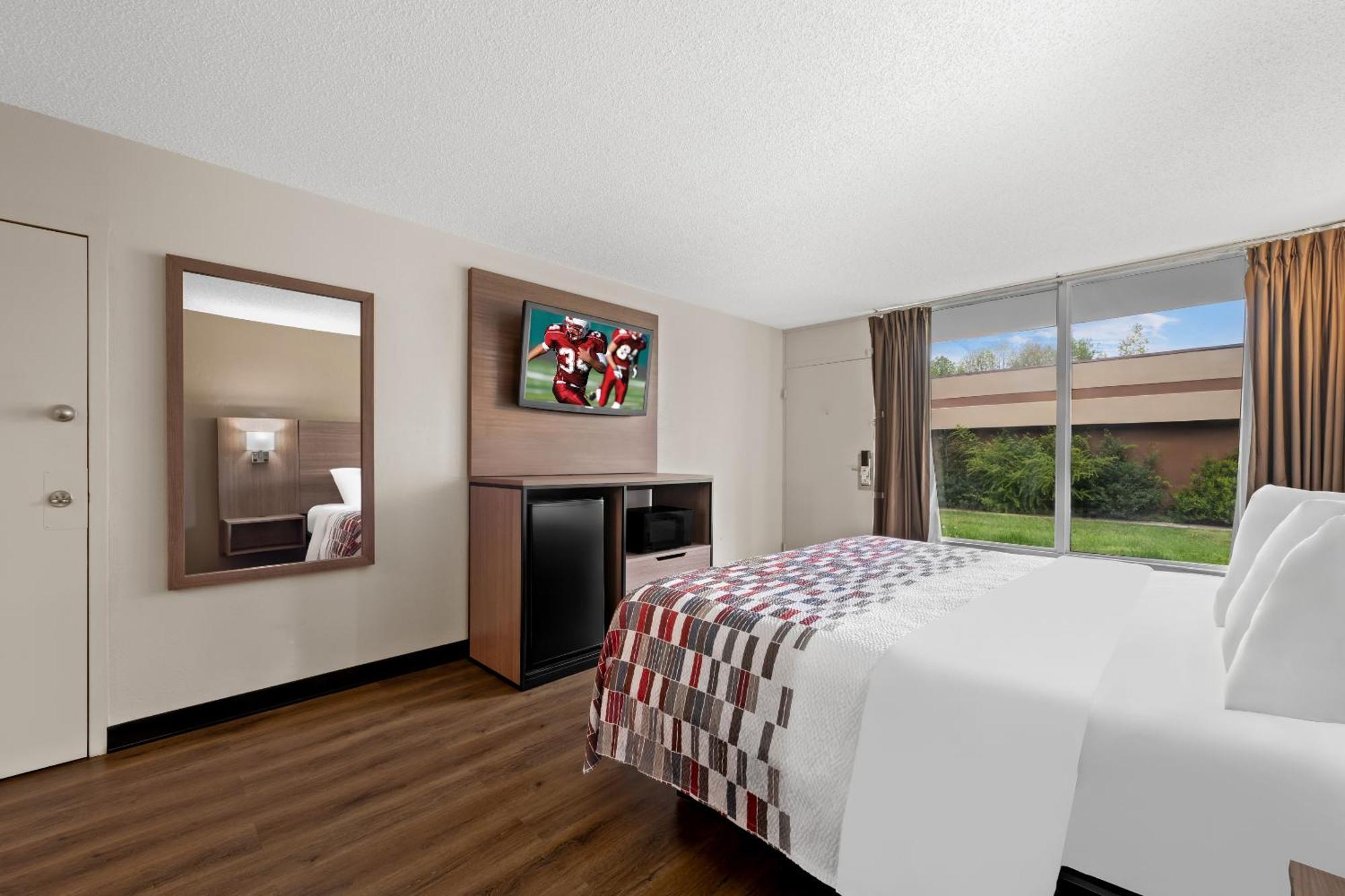Red Roof - Airport Motel